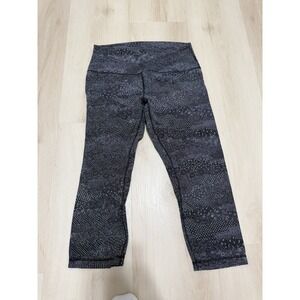 Women's Size Medium Lululemon Capri Leggings - Black Pattern